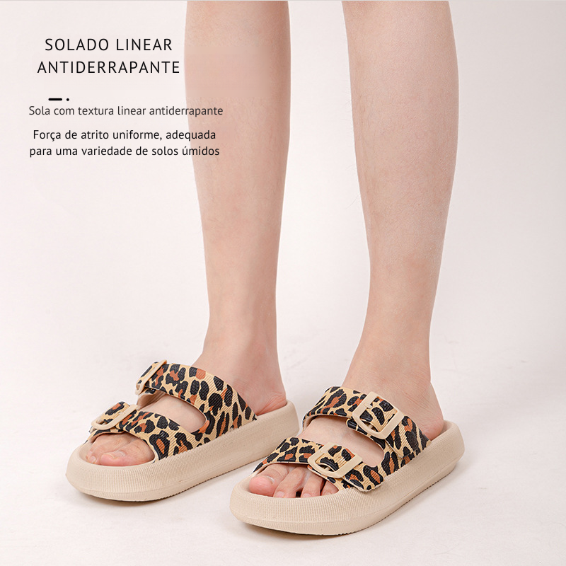 Chinelo macio com estampa de leopardo e fivelas duplas.