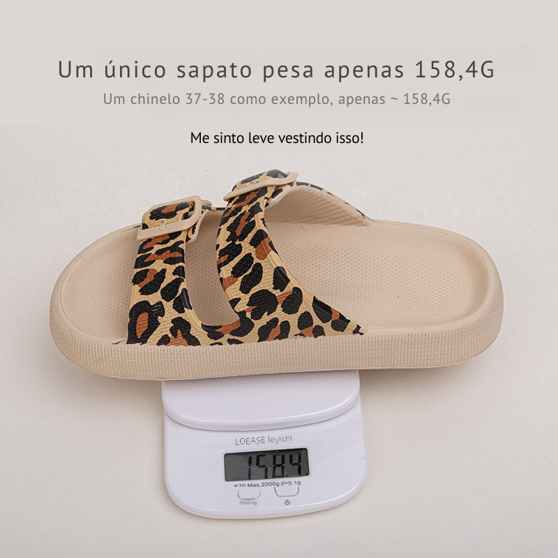 Chinelo macio com estampa de leopardo e fivelas duplas.